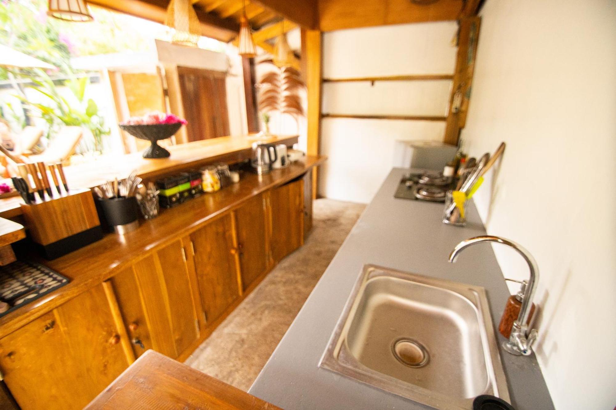 Rumah Singa - Holistic Healing Retreat ギリ・アイル エクステリア 写真