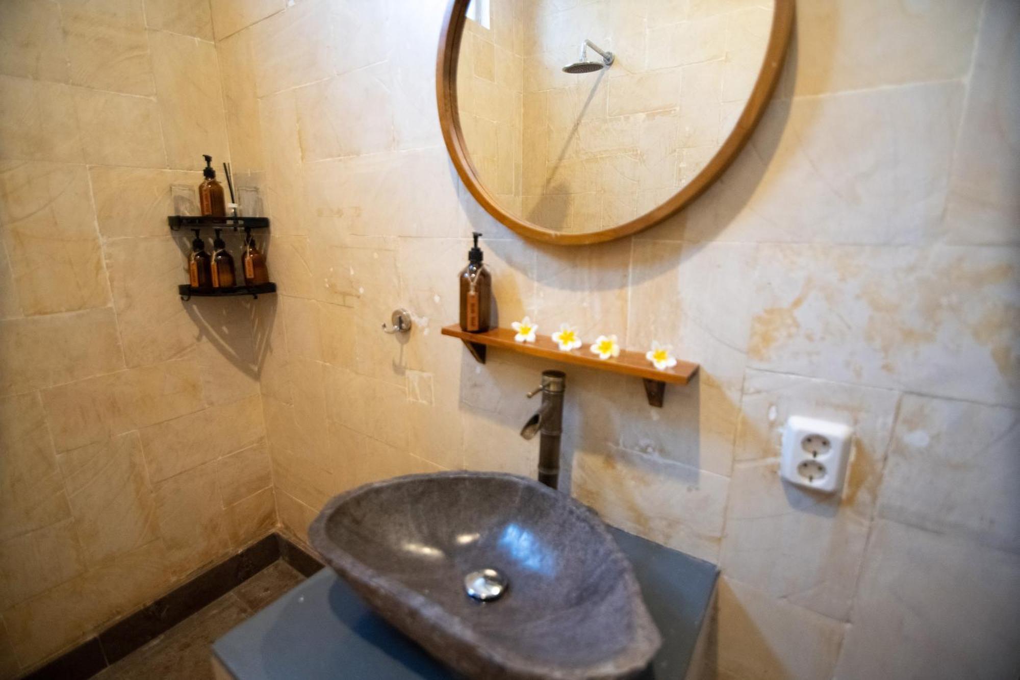 Rumah Singa - Holistic Healing Retreat ギリ・アイル エクステリア 写真